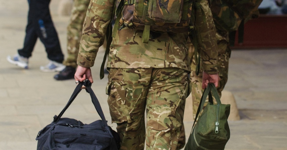 Soldado que fará a segurança nas Olimpíadas chega ao alojamento do Parque Olímpico, em Londres