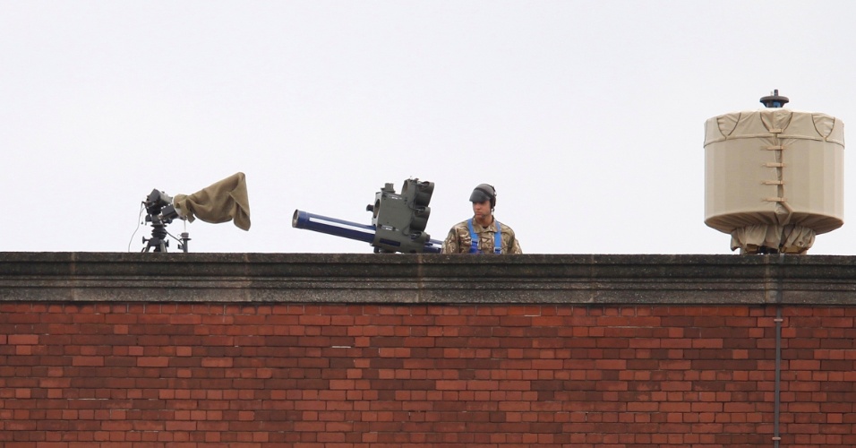 Soldado testa equipamentos de segurança no alto de um prédio próximo ao Parque Olímpico, em Londres