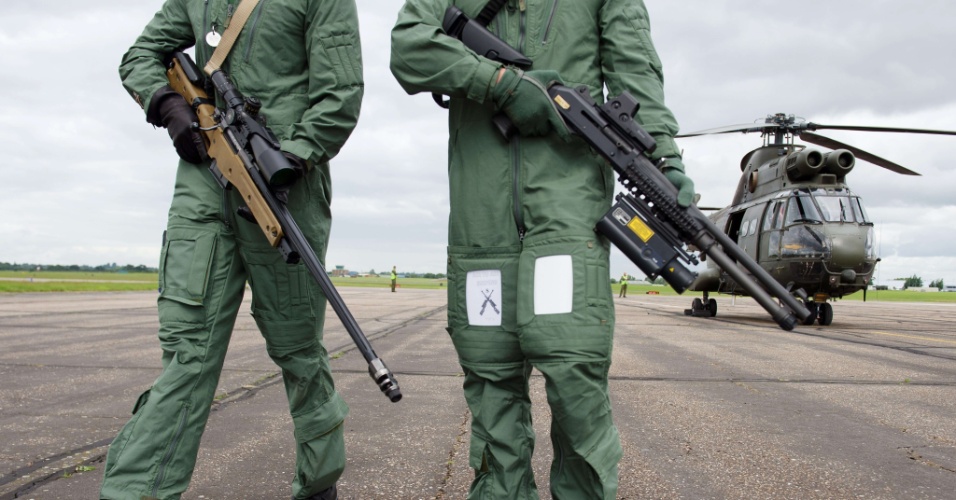 Soldados fazem a segurança em uma pista de voo nas proximidades do Parque Olímpico, em Londres