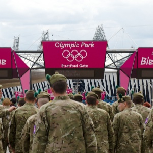 Soldados que farão a segurança durante as Olimpíadas observam a entrada do Parque Olímpico