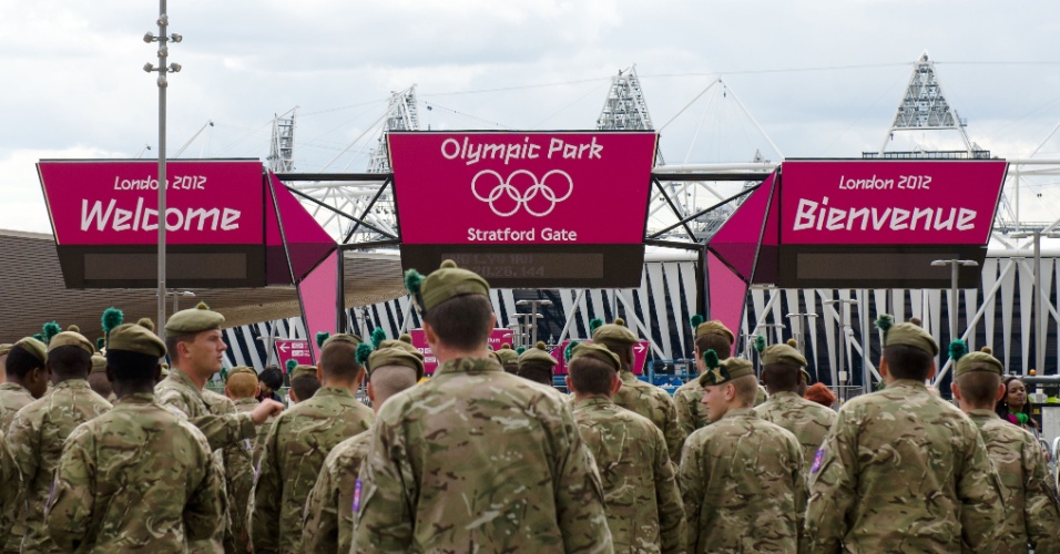 Soldados que farão a segurança durante as Olimpíadas observam a entrada do Parque Olímpico, em Londres