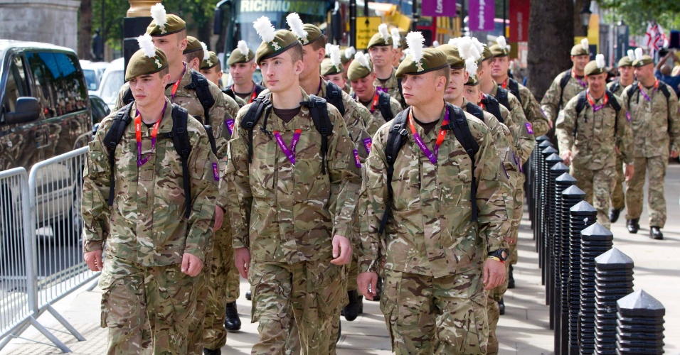 Soldados que farão a segurança na Olimpíada de Londres chegam ao Parque Olímpico