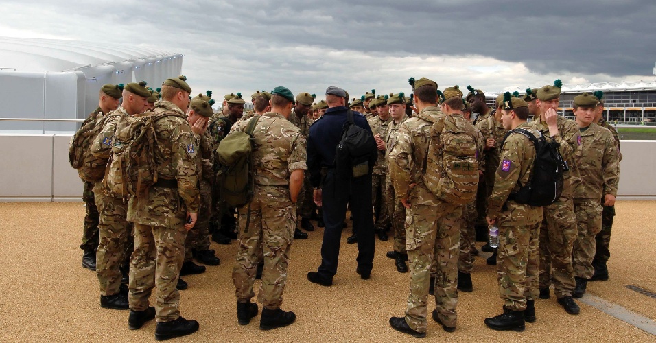 Soldados que farão a segurança nas Olimpíadas se reúnem na entrada do Parque Olímpico, em Londres