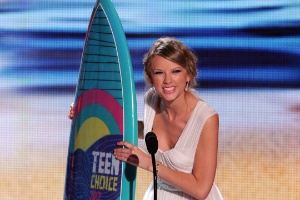 Taylor Swift ganha cinco prêmios do Teen Choice Awards, em Los Angeles (22/7/12) - Getty Images