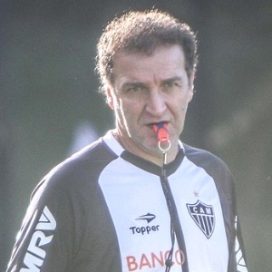 Cuca, que conta com o trio Réver, Leonardo Silva e Rafael Marques, quer outra opção de banco - Bruno Cantini/site oficial do Atlético-MG