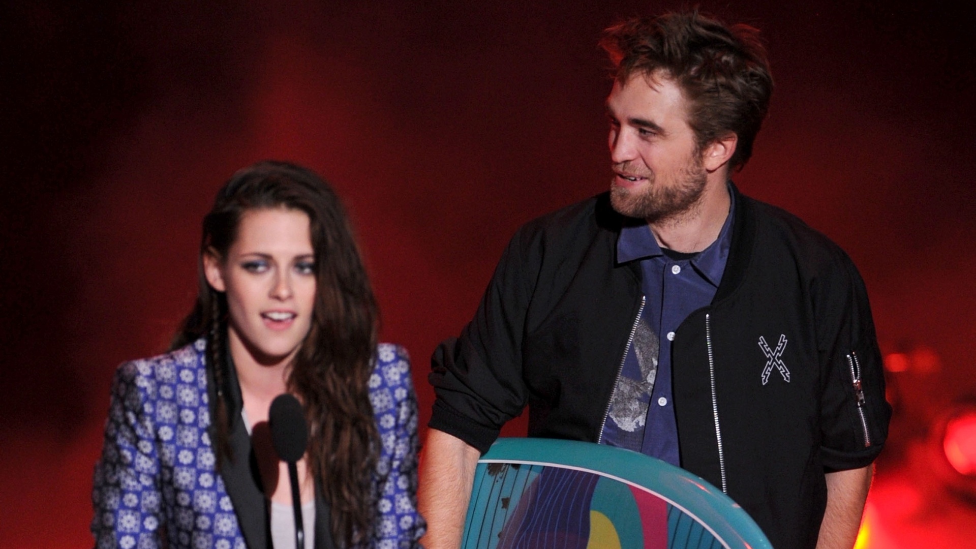 Vencedores do prêmio "Ultimate Choice Award", representado por pranchas de surf, os astros da saga "Crepúsculo" Kristen Stewart e Robert Pattinson, participaram da premiação do canal Boomerang Teen Choice Awards (22/7/12) - Getty Images
