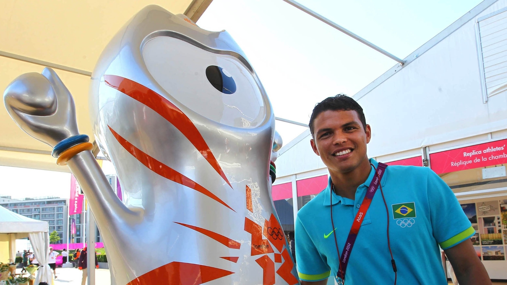 Zagueiro Thiago Silva posa ao lado de mascote dos Jogos na Vila Olímpica de Londres