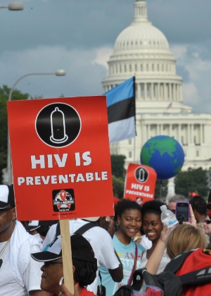 22.jul.2012 - Ativistas participam do protesto "Mantenha a promessa viva", em Washington, local onde ocorre a Conferência Internacional de Aids - AFP/Mandel Ngan 