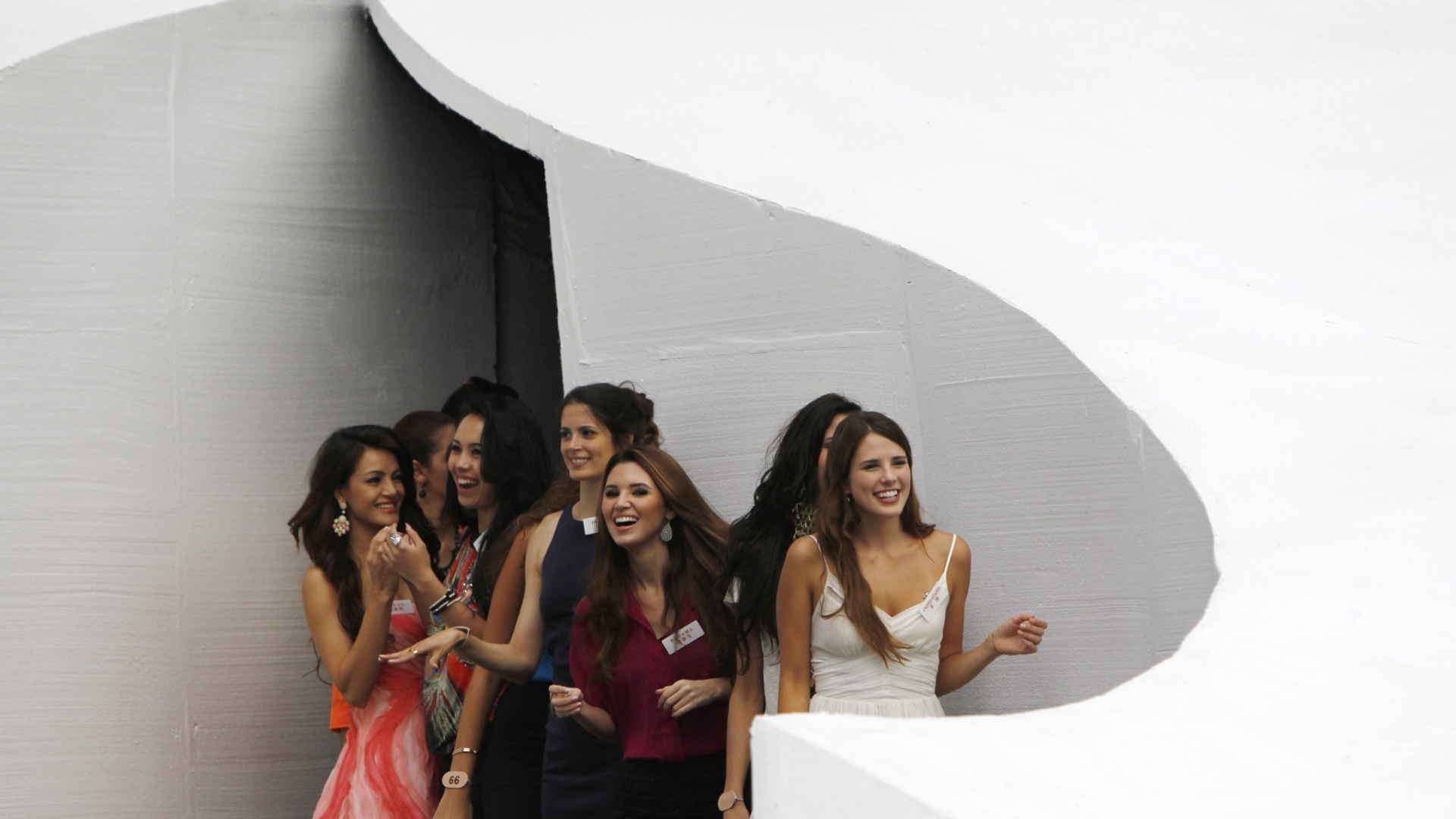 23.jul.2012 - Ensaio para a cerimônia inaugural do concurso Miss Mundo 2012 - How Hwee Young/EFE 