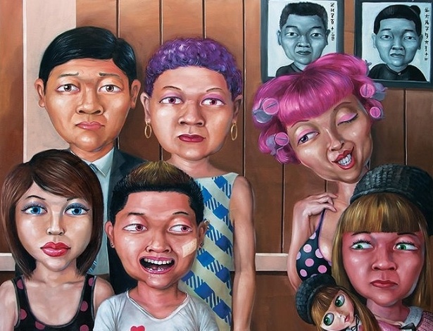 A imagem retrata uma tradicional família tailandesa de origem chinesa. É comum aos homens de poder ter uma concubina. A amante aparece à direita, de cabelo cor de rosa, flertando com o filho do patriarca. As meninas tem olhos claros, o que sugere que são filhas de uma traição com estrangeiros ocidentais - Anon Lulitananda/Divulgação 