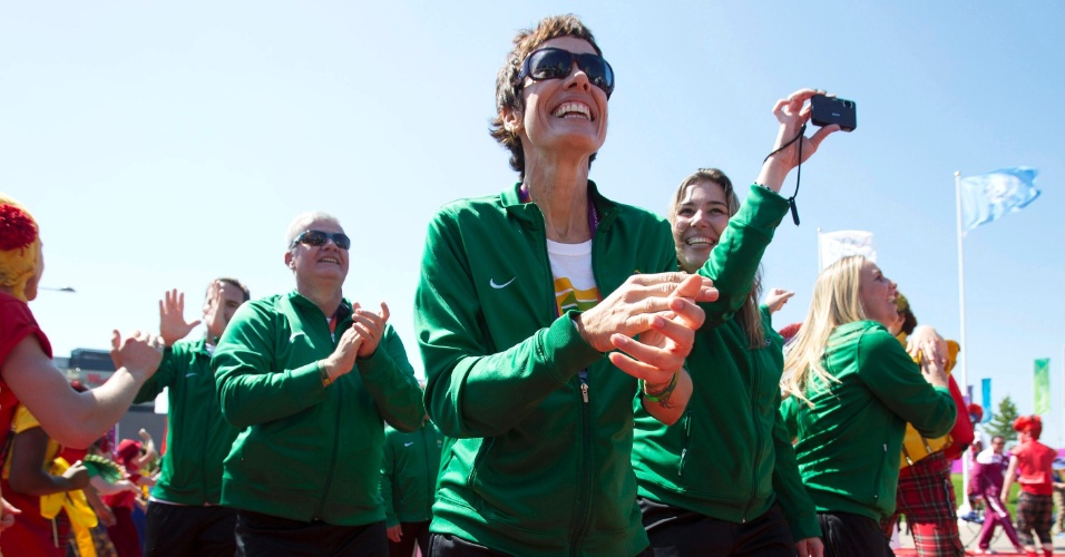 Adriana Behar, em destaque, e demais integrantes da delegação brasileira se divertem e registram um passeio à Vila Olímpica