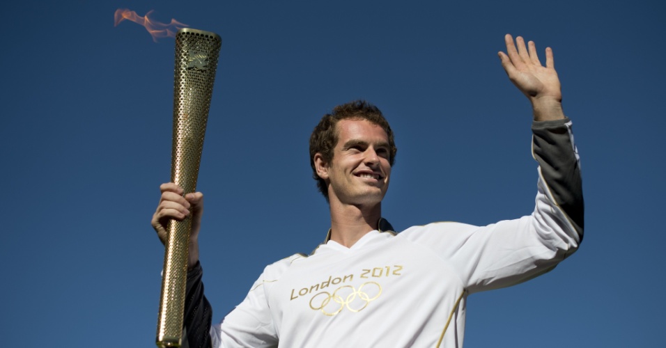 Andy Murray acena para os fotógrafos; nesta segunda-feira, em Wimbledon, ele participou do revezamento da tocha olímpica em Londres (23/07/2012)