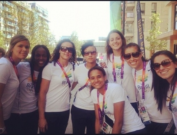 Após chegar em londres, atletas da equipe de Handebol feminino conhecem a Vila Olímpica