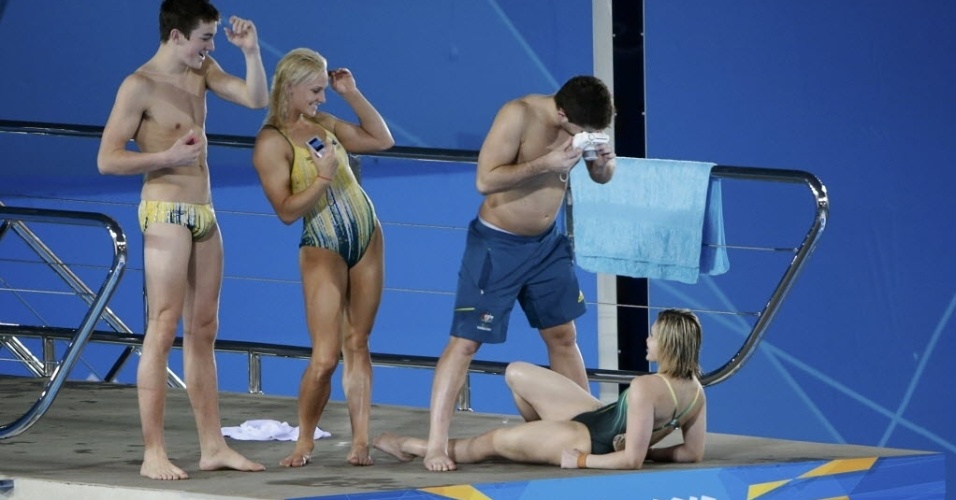 Atletas australianos se divertem com câmera fotográfica durante treinamento na plataforma de 10 m em Londres