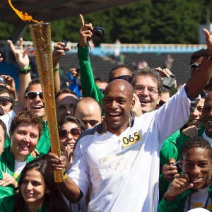 Cada atleta da delegação brasileira já está usando uma pulseira de borracha com um código individual