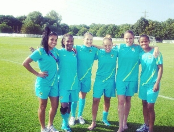 Atletas da seleção feminina de futebol tirando foto antes de treinamento em Cardiff, aonde o Brasil estréia na competição de futebol feminino, contra Camarões