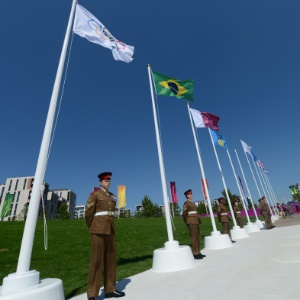 Bandeira do Brasil é hasteada pela primeira vez na Vila Olímpica dos Jogos de Londres-2012