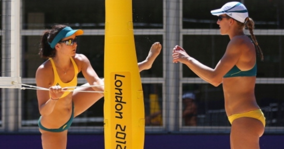 Becchara Palmer e Louise Bawden, jogadoras australianas de vôlei de praia, fazem alongamento antes de treino em Londres