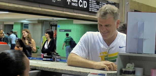 Bernardinho faz check-in no aeroporto de Guarulhos no embarque da seleção masculina de vôlei