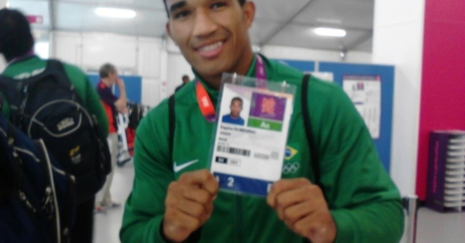 Boxeador Esquiva Falcão posa com a sua credencial dos Jogos Olímpicos