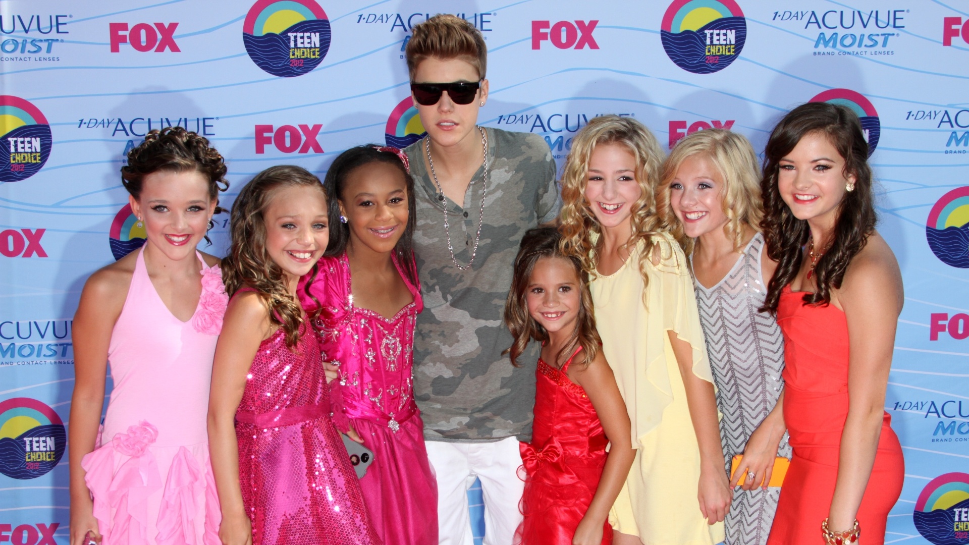 Cantor Justin Bieber posa ao lado das meninas do reality show Dance Moms, durante premiação do Teen Choice Awards (22/7/12) - Brainpix