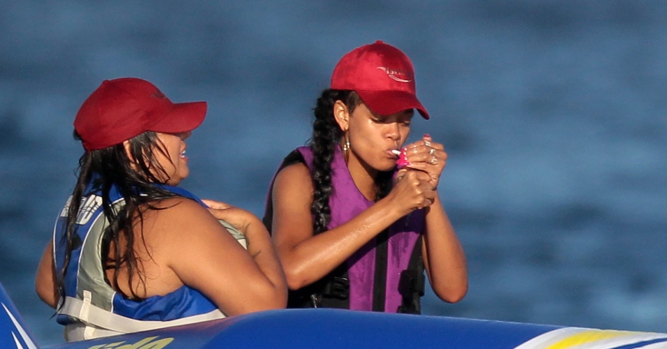 Cantora Rihanna acende um cigarro durante passeio de jet ski, em Saint Tropez, na França (20/7/12)