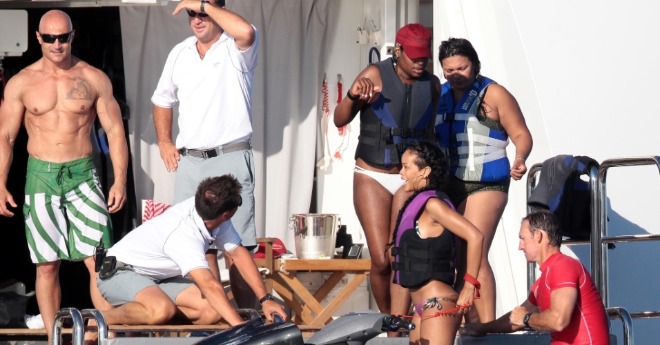 Cantora Rihanna deixa à mostra a boa forma e se diverte ao lado dos amigos em Saint Tropez, na França. Rihanna passeou de jet ski e deu muitas risadas (20/7/12)