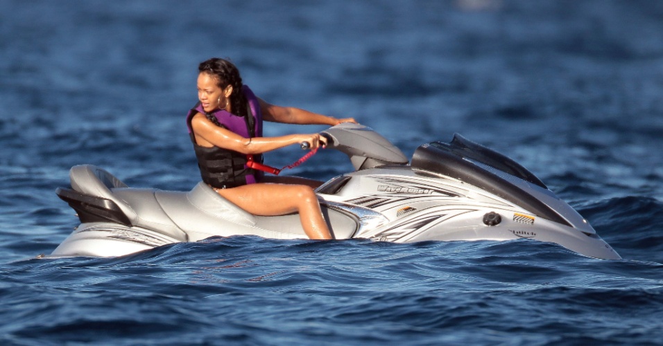 Cantora Rihanna deixa à mostra a boa forma e se diverte ao lado dos amigos em Saint Tropez, na França. Rihanna passeou de jet ski e deu muitas risadas (20/7/12)