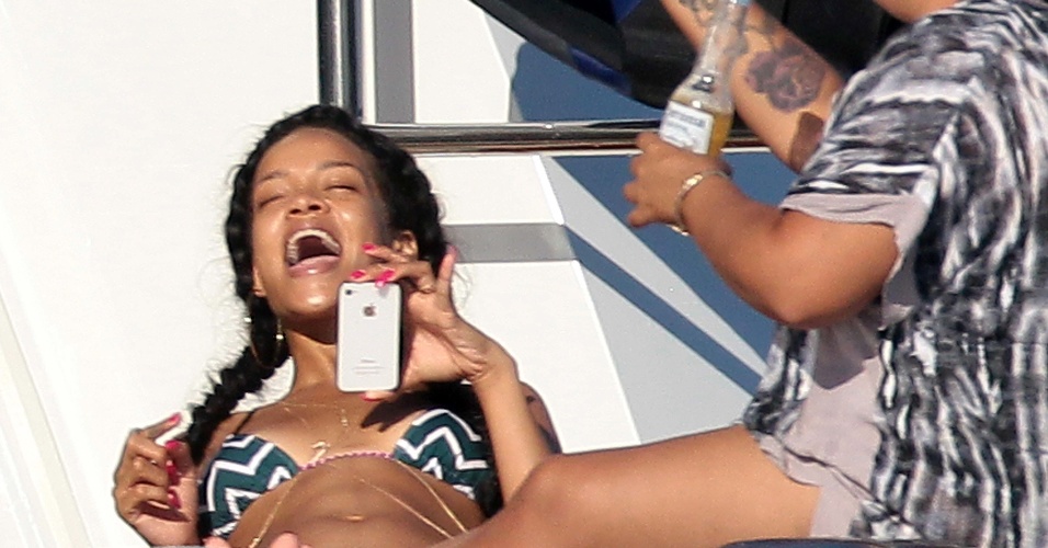Cantora Rihanna se diverte ao lado dos amigos em Saint Tropez, na França. Rihanna passeou de jet ski e deu muitas risadas (20/7/12)