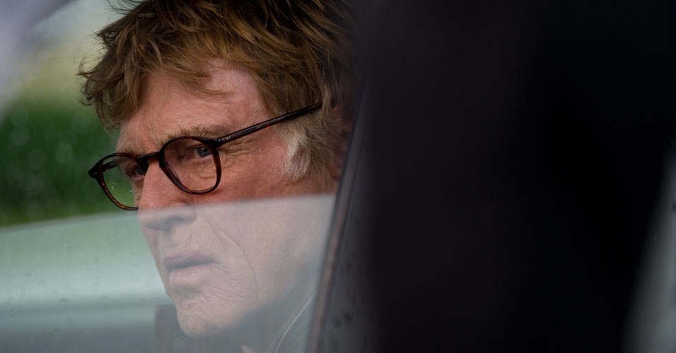 Em "The Company You Keep", dirigido por Robert Redford, Jim Grant (Redford), um advogado especialista em direitos humanos e pai solteiro, vê sua verdadeira identidade --ativista procurado por assassinato nos anos 70-- exposta por um jovem repórter (Shia LaBeouf) - Reprodução