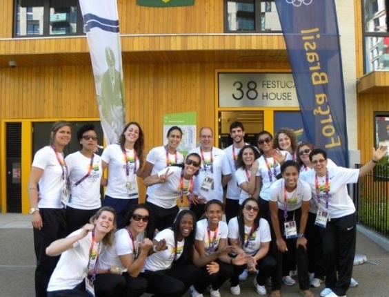 Equipe brasileira de Handebol feminino tira foto em frente a apartamentos aonde vão ficar na Vila Olímpica