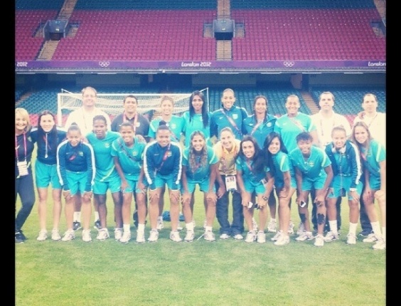 Equipe de futebol feminino do Brasil faz reconhecimento de gramado do Millenium Stadium, em Cardiff, aonde a equipe estréia contra Camarões