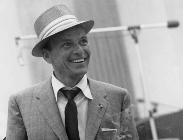Frank Sinatra em estúdio; se estivesse vivo, cantor estaria completando cem anos - Reprodução/Vírgula