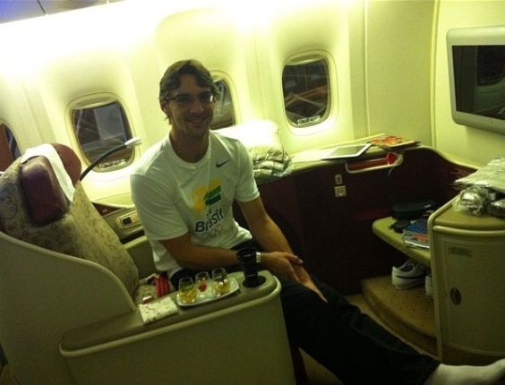 Giba faz inveja ao postar foto de sua viagem para Londres na primeira classe do avião (23/07/2012)