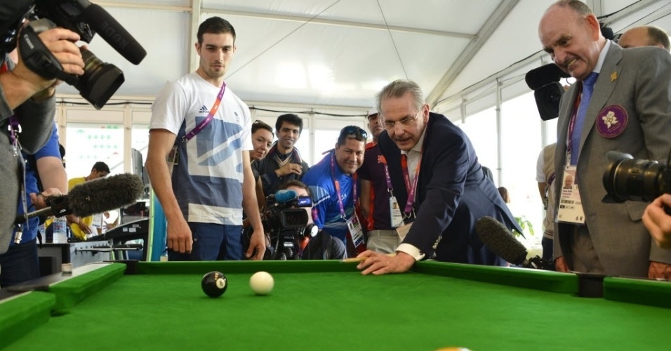 Jacques Rogge, presidente do Comitê Olímpico Internacional, mostrou sua habilidade na sinuca durante visita a Vila Olímpica