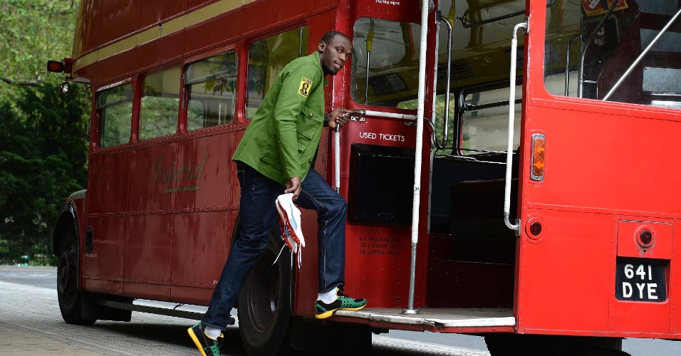 Jamaicano Usain Bolt posa para foto em ônibus típico de Londres