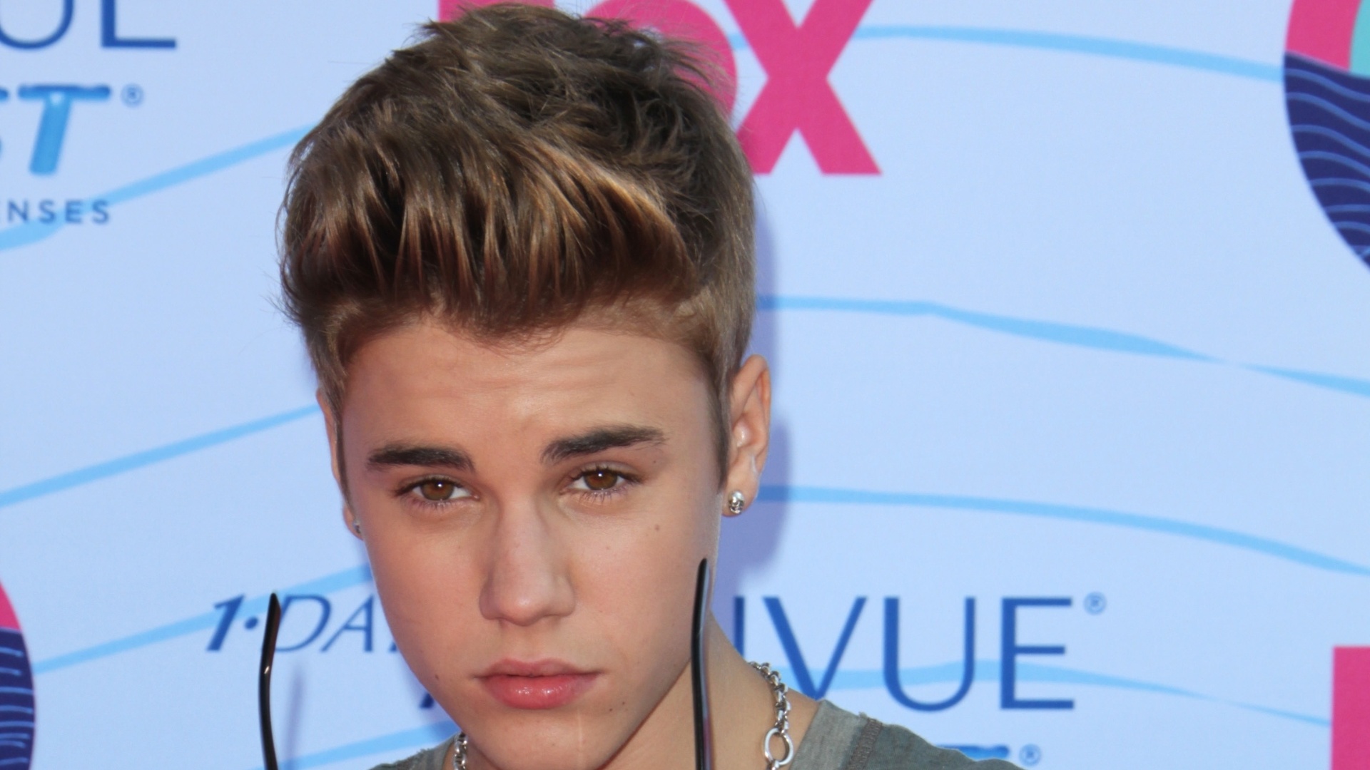 Justin Bieber recebe quatro prêmios no Teen Choice Awards, incluindo os de melhor artista masculino e melhor single por "Boyfriend" (22/7/12) - Brainpix