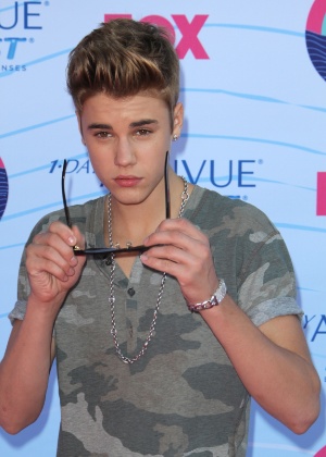 Justin Bieber recebe quatro prêmios no Teen Choice Awards, incluindo os de melhor artista masculino e melhor single por "Boyfriend" (22/7/12)