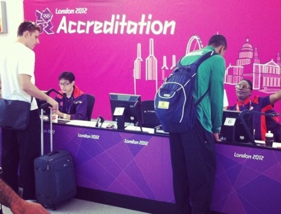 Leandro Vissotto, da equipe de vôlei masculino, tira foto de área para credenciamento dos Jogos Olímpicos