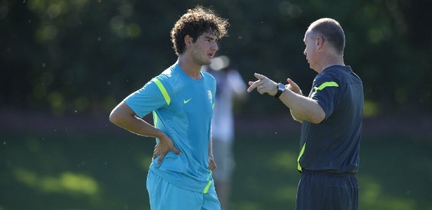 Mano Menezes conversa com Alexandre Pato durante treino da seleção; dupla trabalhou junta por dois anos - Moacyr Lopes Junior/Folhapress