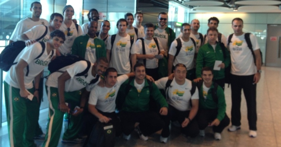 Marcelinho Huertas mostrou a chegeda da seleção brasileira masculina de basquete a Londres em seu Twitter