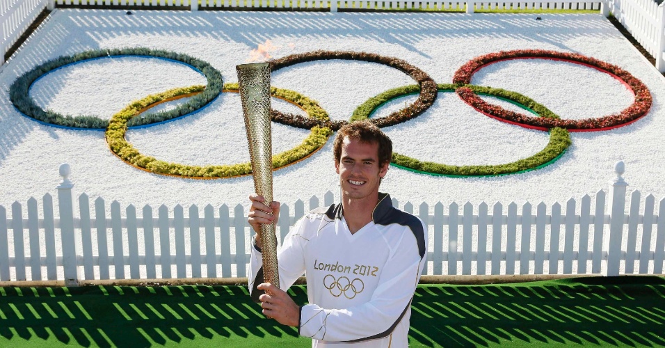 Número quatro do mundo, Andy Murray é um dos candidatos a medalha em Londres; nesta segunda-feira, ele carregou a tocha olímpica em Londres (23/07/2012)