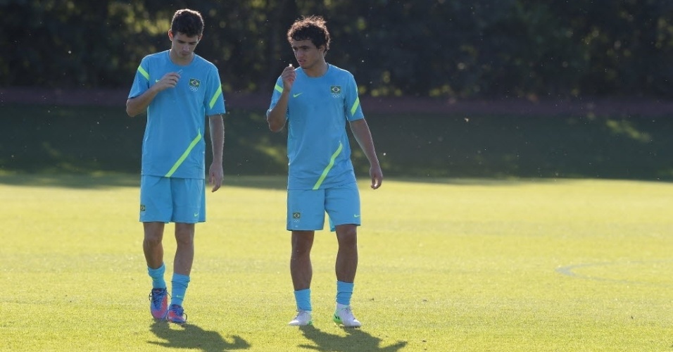 Oscar e Rafael conversam durante treino da seleção em Saint Albans, na preparação para a Olimpíada