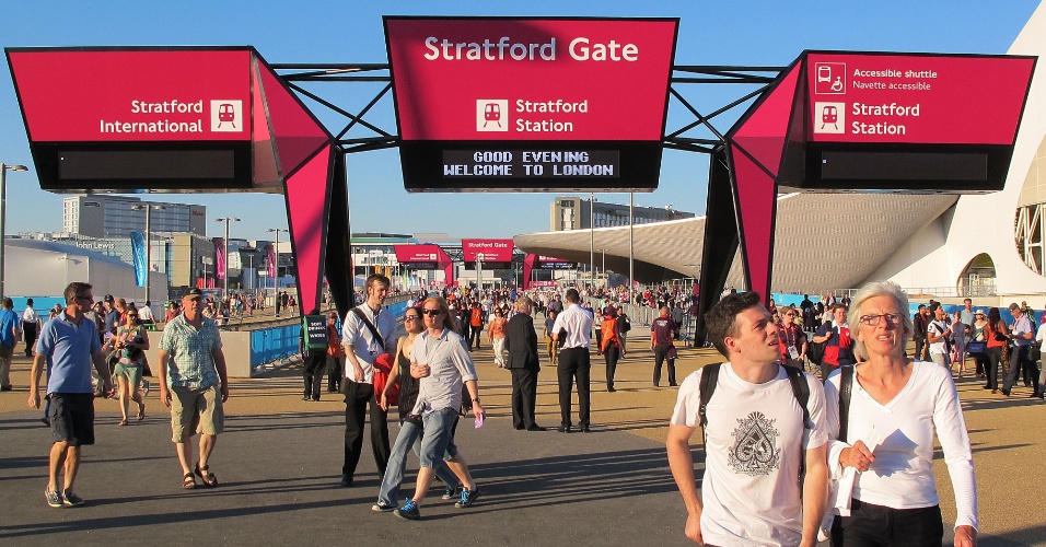 Público vai chegando à Londres, às vésperas da abertura dos Jogos Olímpicos, na Estação Stratford, nas proximidades do Parque Olímpico