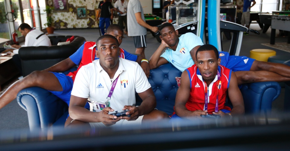 Pugilistas da delegação cubana aproveitam o tempo livre para jogarem videogame na Vila Olímpica, em Londres