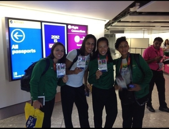 Seleção brasileira de handebol feminino chega a Londres para disputa olímpica