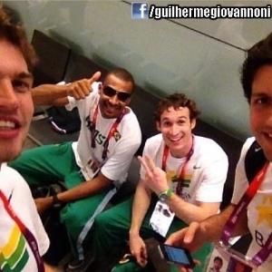 Tiago Splitter, Leandrinho, Marcelinho Huertas e Guilherme Giovannoni tiram foto na Vila Olímpica