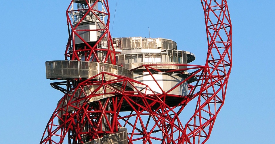 Zepelim sobrevoa estrutura metálica do Parque Olímpico, em Londres, às vésperas da abertura dos Jogos