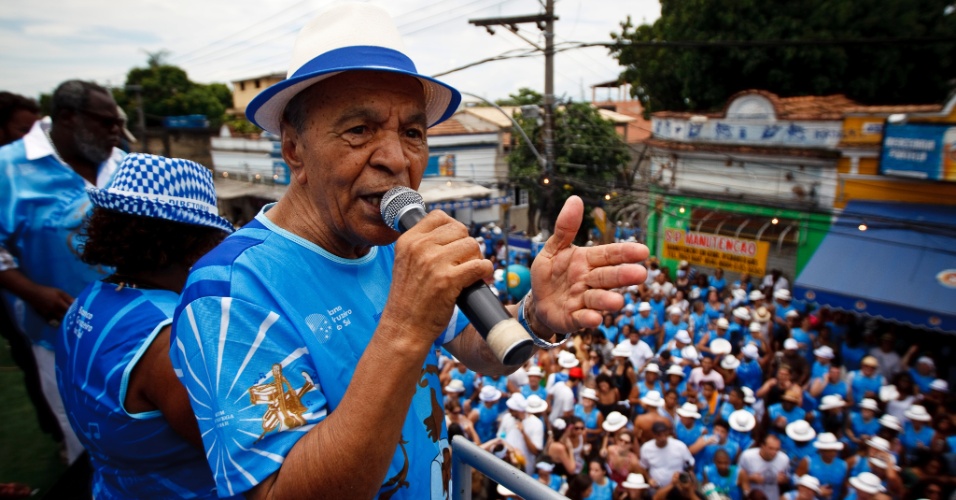 12.fev.2012 - O sambista Monarco, da Velha Guarda da Portela, canta no bloco "Timoneiros da Viola", em Madureira, no Rio de Janeiro
