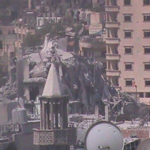 Imagem mostra prédios danificados após conflitos no bairro de Juret al-Shayah, em Homs (Síria)